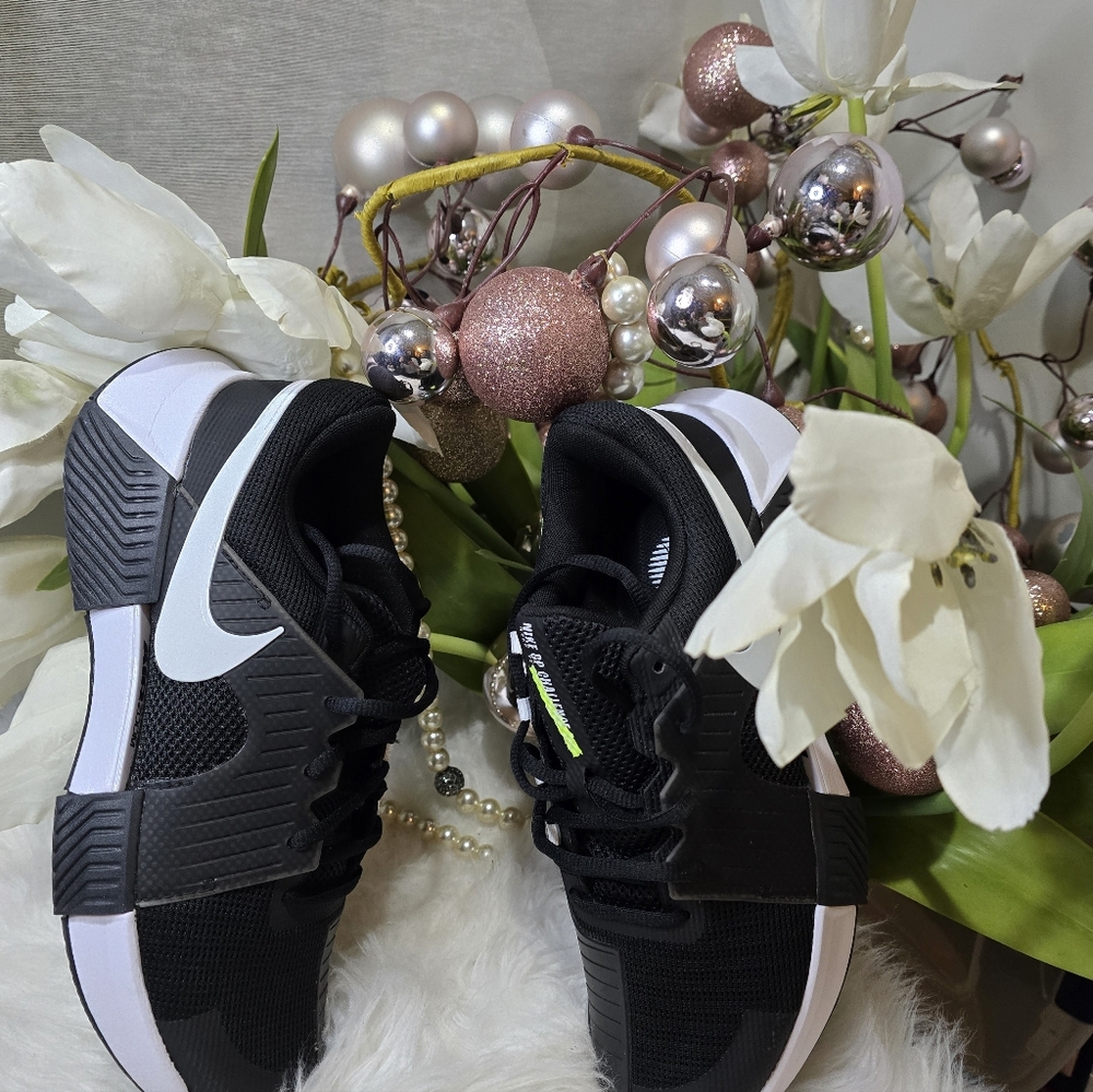 Nike GP Challenge 1Women's Clay Court Tennis ShoesSize9.5Color:white/black New